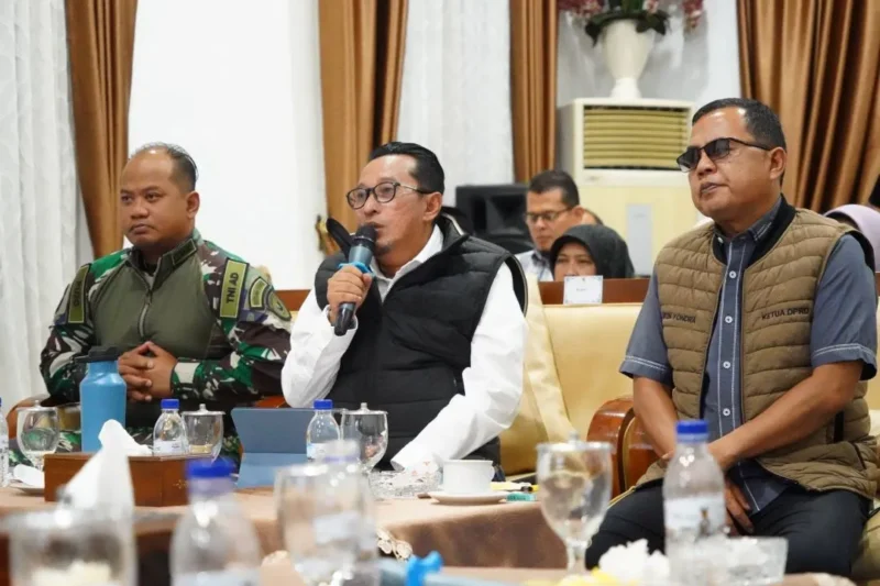 Bupati Tanah Datar Eka Putra mengikuti FGD Forkopimda bersama Gubernur Sumbar dan OPD secara virtual dari Gedung Indo Jolito, Batusangkar, Senin (5/1/2026) malam. (Foto: Prokopim Tanah Datar)