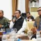 Bupati Tanah Datar Eka Putra mengikuti FGD Forkopimda bersama Gubernur Sumbar dan OPD secara virtual dari Gedung Indo Jolito, Batusangkar, Senin (5/1/2026) malam. (Foto: Prokopim Tanah Datar)