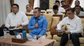 Bupati Eka Putra mengikuti Rakor bersama Mendagri secara virtual melalui Zoom Meeting, Jumat (9/1/2026). (Foto: Prokopim Tanah Datar)