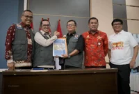Bupati Tanah Datar Eka Putra menyerahkan dokumen R3P kepada Sekretaris Utama BNPB Rustian dalam Rakor Sinergitas R3P di Auditorium Gubernuran Padang, Kamis (8/1/2026). (Foto: Prokopim Tanah Datar)