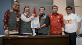 Bupati Tanah Datar Eka Putra menyerahkan dokumen R3P kepada Sekretaris Utama BNPB Rustian dalam Rakor Sinergitas R3P di Auditorium Gubernuran Padang, Kamis (8/1/2026). (Foto: Prokopim Tanah Datar)