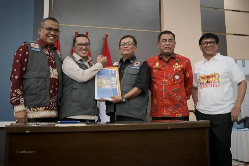 Bupati Tanah Datar Eka Putra menyerahkan dokumen R3P kepada Sekretaris Utama BNPB Rustian dalam Rakor Sinergitas R3P di Auditorium Gubernuran Padang, Kamis (8/1/2026). (Foto: Prokopim Tanah Datar)