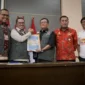 Bupati Tanah Datar Eka Putra menyerahkan dokumen R3P kepada Sekretaris Utama BNPB Rustian dalam Rakor Sinergitas R3P di Auditorium Gubernuran Padang, Kamis (8/1/2026). (Foto: Prokopim Tanah Datar)