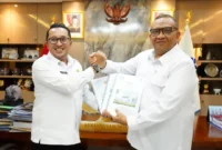 Bupati Tanah Datar Eka Putra menyerahkan proposal bantuan TKMP dan Padat Karya Tunai Infrastruktur kepada Wamenaker Afriansyah Noor di Jakarta, Senin (12/1). (Foto: Prokopim Tanah Datar)