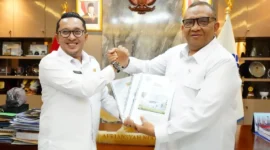 Bupati Tanah Datar Eka Putra menyerahkan proposal bantuan TKMP dan Padat Karya Tunai Infrastruktur kepada Wamenaker Afriansyah Noor di Jakarta, Senin (12/1). (Foto: Prokopim Tanah Datar)