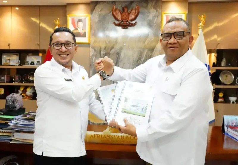 Bupati Tanah Datar Eka Putra menyerahkan proposal bantuan TKMP dan Padat Karya Tunai Infrastruktur kepada Wamenaker Afriansyah Noor di Jakarta, Senin (12/1). (Foto: Prokopim Tanah Datar)