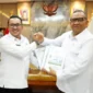 Bupati Tanah Datar Eka Putra menyerahkan proposal bantuan TKMP dan Padat Karya Tunai Infrastruktur kepada Wamenaker Afriansyah Noor di Jakarta, Senin (12/1). (Foto: Prokopim Tanah Datar)
