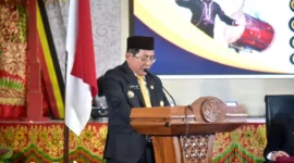 Bupati Padang Pariaman, John Kenedy Azis menyampaikan sambutan pada Rapat Paripurna DPRD dalam rangka peringatan HJK ke-193 Padang Pariaman, Minggu (11/1/2026). (Foto: Kominfo Padang Pariaman)