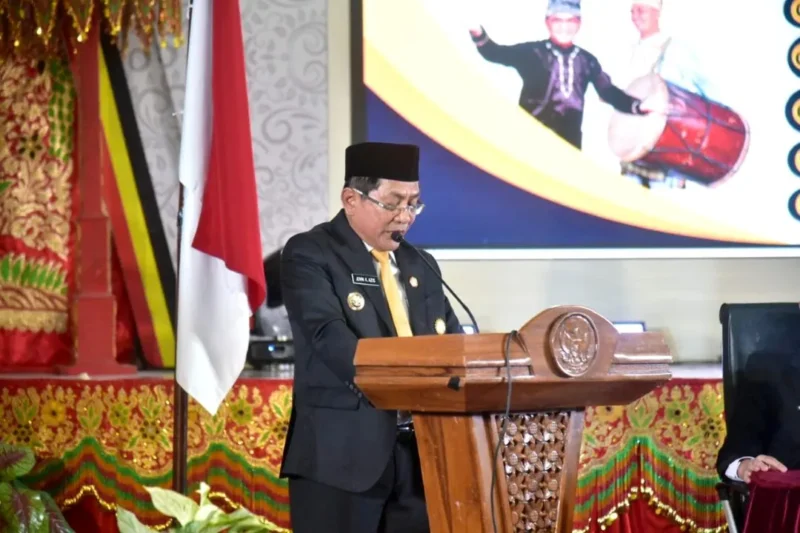 Bupati Padang Pariaman, John Kenedy Azis menyampaikan sambutan pada Rapat Paripurna DPRD dalam rangka peringatan HJK ke-193 Padang Pariaman, Minggu (11/1/2026). (Foto: Kominfo Padang Pariaman)