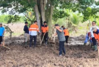 Bupati Padang Pariaman John Kenedy Azis (JKA) dan jajaran gotong royong membersihkan SDN 17 Batang Anai, Sabtu (3/1/2025). (Foto: Kominfo Padang Pariaman)