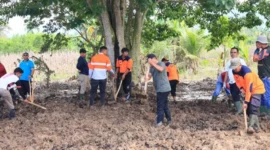 Bupati Padang Pariaman John Kenedy Azis (JKA) dan jajaran gotong royong membersihkan SDN 17 Batang Anai, Sabtu (3/1/2025). (Foto: Kominfo Padang Pariaman)