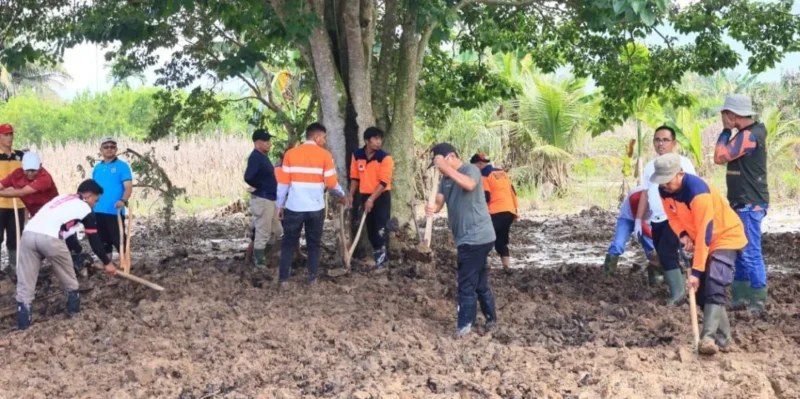 Bupati Padang Pariaman John Kenedy Azis (JKA) dan jajaran gotong royong membersihkan SDN 17 Batang Anai, Sabtu (3/1/2025). (Foto: Kominfo Padang Pariaman)