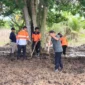 Bupati Padang Pariaman John Kenedy Azis (JKA) dan jajaran gotong royong membersihkan SDN 17 Batang Anai, Sabtu (3/1/2025). (Foto: Kominfo Padang Pariaman)