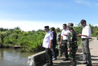 Bupati Pasbar Yulianto meninjau perbaikan jalan poros Ranah Pasisie–Suak Maligi yang rusak akibat banjir, Rabu (31/12). (Foto: Kominfo Pasbar)