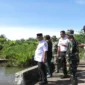 Bupati Pasbar Yulianto meninjau perbaikan jalan poros Ranah Pasisie–Suak Maligi yang rusak akibat banjir, Rabu (31/12). (Foto: Kominfo Pasbar)