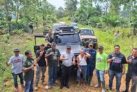 Bupati Pasbar, Yulianto dan rombongan meninjau lokasi jalan alternatif Jembatan Panjang–Talu pada Minggu (4/1). (Foto: Kominfo Pasbar)