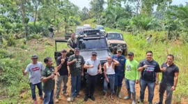 Bupati Pasbar, Yulianto dan rombongan meninjau lokasi jalan alternatif Jembatan Panjang–Talu pada Minggu (4/1). (Foto: Kominfo Pasbar)