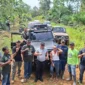Bupati Pasbar, Yulianto dan rombongan meninjau lokasi jalan alternatif Jembatan Panjang–Talu pada Minggu (4/1). (Foto: Kominfo Pasbar)