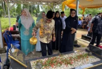 Bupati Pasbar Yulianto memimpin ziarah makam tokoh Pasbar menjelang Hari Jadi ke-22 Kabupaten Pasbar, Sabtu (3/1/2026). (Foto: Kominfo Pasbar)