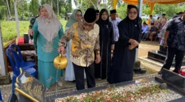 Bupati Pasbar Yulianto memimpin ziarah makam tokoh Pasbar menjelang Hari Jadi ke-22 Kabupaten Pasbar, Sabtu (3/1/2026). (Foto: Kominfo Pasbar)