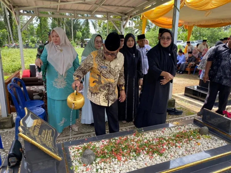 Bupati Pasbar Yulianto memimpin ziarah makam tokoh Pasbar menjelang Hari Jadi ke-22 Kabupaten Pasbar, Sabtu (3/1/2026). (Foto: Kominfo Pasbar)