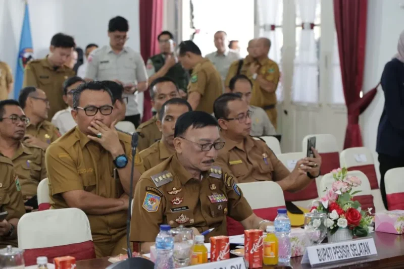 Bupati Pessel, Hendrajoni saat menghadiri Rakor dengan Mendagri Tito Karnavian di Padang, Selasa (13/1/2026). (Foto: Dok. Prokopim)