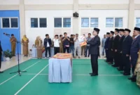 Bupati Pessel, Hendrajoni melantik dan mengukuhkan pejabat eselon II di lingkungan Pemkab Pessel, Senin (5/1/2026). (Foto: Dok. Prokopim)