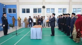 Bupati Pessel, Hendrajoni melantik dan mengukuhkan pejabat eselon II di lingkungan Pemkab Pessel, Senin (5/1/2026). (Foto: Dok. Prokopim)