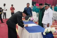 Bupati Pessel, Hendrajoni melantik wali nagari terpilih hasil Pilwana serentak 2025 di Gedung PCC Painan. (Foto: Dok. Naurah)
