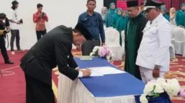 Bupati Pessel, Hendrajoni melantik wali nagari terpilih hasil Pilwana serentak 2025 di Gedung PCC Painan. (Foto: Dok. Naurah)