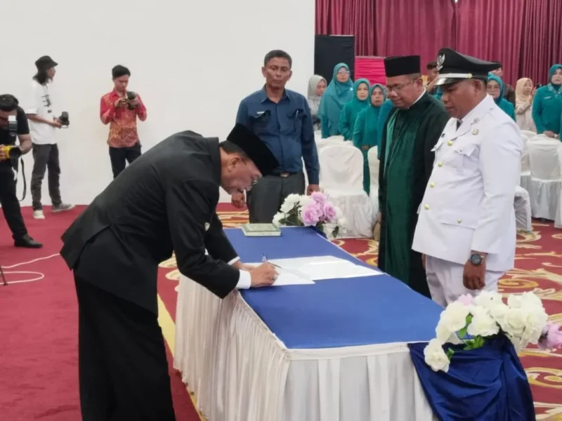 Bupati Pessel, Hendrajoni melantik wali nagari terpilih hasil Pilwana serentak 2025 di Gedung PCC Painan. (Foto: Dok. Naurah)