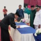 Bupati Pessel, Hendrajoni melantik wali nagari terpilih hasil Pilwana serentak 2025 di Gedung PCC Painan. (Foto: Dok. Naurah)