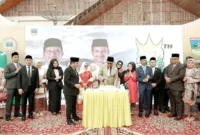 Bupati Solsel Khairunas memotong kue HUT ke-22 Solsel, Rabu (7/1/2026). (Foto: Humas Pemkab Solsel)