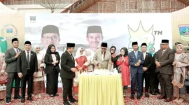 Bupati Solsel Khairunas memotong kue HUT ke-22 Solsel, Rabu (7/1/2026). (Foto: Humas Pemkab Solsel)