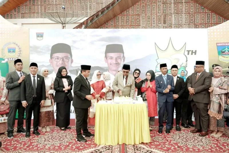 Bupati Solsel Khairunas memotong kue HUT ke-22 Solsel, Rabu (7/1/2026). (Foto: Humas Pemkab Solsel)