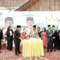 Bupati Solsel Khairunas memotong kue HUT ke-22 Solsel, Rabu (7/1/2026). (Foto: Humas Pemkab Solsel)