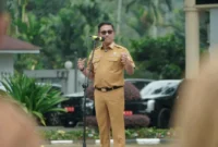 Bupati Solsel Khairunas saat memimpin apel awal tahun di lingkungan Pemkab Solsel, Senin (5/1/2026). (Foto: Humas Pemkab Solsel)