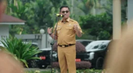 Bupati Solsel Khairunas saat memimpin apel awal tahun di lingkungan Pemkab Solsel, Senin (5/1/2026). (Foto: Humas Pemkab Solsel)