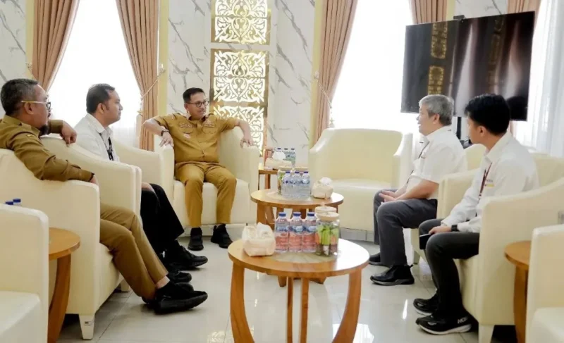 Bupati Solsel Khairunas menerima kunjungan Kepala KP2KP Padang Aro Reginaldi ke Kantor Bupati Solsel, Senin (26/1/2026). (Foto: Humas Pemkab Solsel)