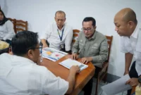 Bupati Tanah Datar Eka Putra bersama Dirjen SDA Kementerian PUPR RI, Dr. Ir. Dwi Purwantoro, ST, MT membahas percepatan penanganan banjir bandang di Tanah Datar, Sabtu (3/1/2026). (Foto: Prokopim Tanah Datar)