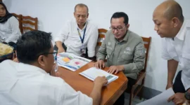 Bupati Tanah Datar Eka Putra bersama Dirjen SDA Kementerian PUPR RI, Dr. Ir. Dwi Purwantoro, ST, MT membahas percepatan penanganan banjir bandang di Tanah Datar, Sabtu (3/1/2026). (Foto: Prokopim Tanah Datar)