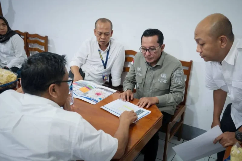 Bupati Tanah Datar Eka Putra bersama Dirjen SDA Kementerian PUPR RI, Dr. Ir. Dwi Purwantoro, ST, MT membahas percepatan penanganan banjir bandang di Tanah Datar, Sabtu (3/1/2026). (Foto: Prokopim Tanah Datar)