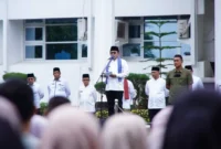 Bupati Tanah Datar Eka Putra memimpin apel pagi bersama ASN di halaman Kantor Bupati di Pagaruyung, Jumat (2/1/2026). (Foto: Prokopim Tanah Datar)