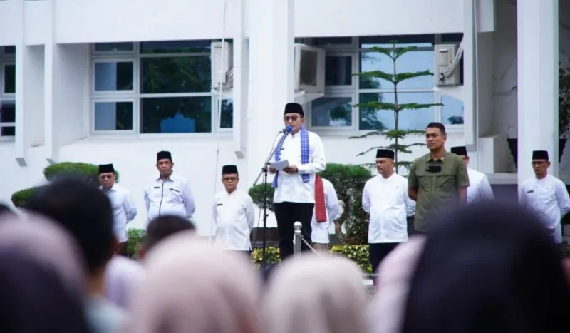 Bupati Tanah Datar Eka Putra memimpin apel pagi bersama ASN di halaman Kantor Bupati di Pagaruyung, Jumat (2/1/2026). (Foto: Prokopim Tanah Datar)
