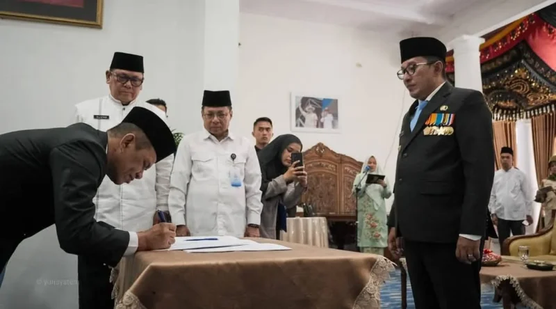 Bupati Tanah Datar, Eka Putra melantik dan mengambil sumpah empat Pejabat Eselon II di Indojolito Batusangkar, Jumat (2/1/2026). (Foto: Prokopim Tanah Datar)