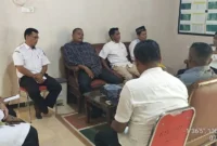 Camat Sutera, Dailipal (paling kanan) menyampaikan arahan saat rapat koordinasi dengan para wali nagari pada hari pertama masuk kerja pasca pelantikan. (Foto: Dok. Iwan)