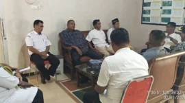 Camat Sutera, Dailipal (paling kanan) menyampaikan arahan saat rapat koordinasi dengan para wali nagari pada hari pertama masuk kerja pasca pelantikan. (Foto: Dok. Iwan)