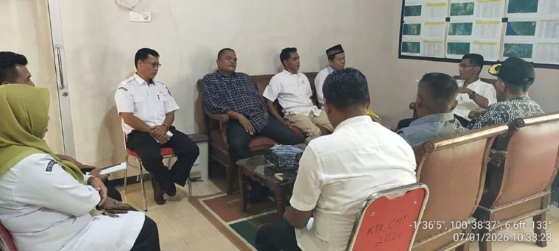 Camat Sutera, Dailipal (paling kanan) menyampaikan arahan saat rapat koordinasi dengan para wali nagari pada hari pertama masuk kerja pasca pelantikan. (Foto: Dok. Iwan)
