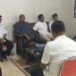 Camat Sutera, Dailipal (paling kanan) menyampaikan arahan saat rapat koordinasi dengan para wali nagari pada hari pertama masuk kerja pasca pelantikan. (Foto: Dok. Iwan)