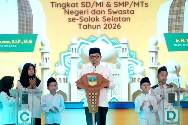 Bupati Solsel, H. Khairunas menyampaikan sambutan dalam acara Lomba Cerdas Qur'an, Jumat (2/1/2026). (Foto: Humas Pemkab Solsel)